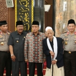 Dari kiri-Rais Syuriah PWNU Jatim KH Anwar Mansyur, Kapolda Jatim Irjen Pol Machfud Arifin, Gubernur Jatim Soekarwo, Ketua PBNU Prof KH Said Aqil Siradj, KH Sholeh Qosim, Kapolri Jenderal Pol HM Tito Karnavian serta KH Agus Ali  Masyhuri (Gus Ali).