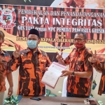 Cabup Gus Yani dan Ketua PP Gresik Sarjono saat penandatanganan pakta integritas. foto: SYUHUD/ BANGSAONLINE