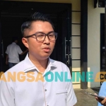 Kasatreskrim Polres Kediri, AKP Joshua Peter Krisnawan, saat memberi keterangan kepada awak media. Foto: MUJI HARJITA/BANGSAONLINE
