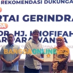 Wakil Ketua Dewan Pembina Partai Gerindra, Hashim Djojohadikusumo, saat memberikan rekomendasi dukungan pada Khofifah Indar Parawansa untuk maju pada Pilgub Jatim 2024. Foto: DEVI FITRI AFRIYANTI/BANGSAONLINE