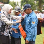 Penyematan atribut kepada juru parkir secara simbolis di Balai Kota Kediri. Foto: Ist