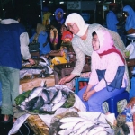 Suasana Pasar Bandeng Gresik beberapa tahun lalu. (foto: SYUHUD/ BANGSAONLINE)