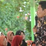 Divisi SDM dan Parmas KPU Gresik Makmun ketika mengampanyekan Pemilu 2019 kepada emak-emak. foto: SYUHUD A/BANGSAONLINE