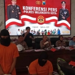 Konferensi pers terkait percobaan pembunuhan yang berlangsung di Mapolres Mojokerto Kota.