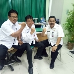 Kepala BPBD Tarso Sagito (kiri), Kepala DLH Moh. Najikh dan Kepala Dispol PP Abu Hasan saat tes kesehatan. foto: SYUHUD/ BANGSAONLINE