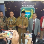 Wali Kota Madiun, Maidi saat memberikan keterangan kepada wartawan terkait kunjungan kerja dari delegasi Kenya dan Bangladesh.