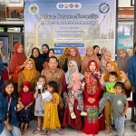 Kades Sukorejo, Fatkhur Rohman, bersama warga dan peserta KKN BBK ke-7 Unair. Foto: Ist