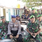 Kasdim 0817 Gresik Mayor Inf. Sampak S. Ag bersama para anggota TNI dan Polri saat patroli di WPP  Delegan, Panceng. foto: SYUHUD/ BANGSAONLINE