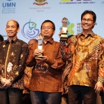 Direktur Utama Semen Indonesia, Hendi Prio Santoso (kanan) saat menerima penghargaan. foto: istimewa