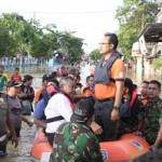 Wakil Gubernur Jawa Timur ketika meninjau lokasi banjir di Kabupaten Sampang.