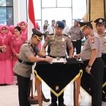 Kapolda Jatim, Irjen Luki Hermawan saat memimpin sertijab Kapolres Probolinggo yang baru.