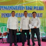 Mat Anwar Sekretaris DPMD bersama para pemenang lomba.