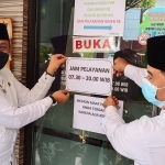 Camat Gresik Agung Endro Dwi Setyo Utomo saat launching layanan publik hingga pukul 20.00 WIB. foto: SYUHUD/ BANGSAONLINE