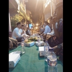 Emil Dardak saat sahur bersama warga Tanah Kali Kedinding, Surabaya. Foto: DIDI R/BANGSAONLINE