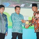 Bupati Pasuruan saat menerima Piala Adipura dari Wapres Jusuf Kalla.