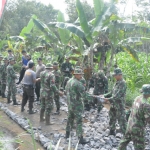 Pembangunan jalan penghubung antar desa saat pelaksanaan TMMD di Desa Kedungsalam, Oktober lalu.