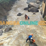 Tim gabungan saat menyusuri Sungai Bruni. Foto: MUJI HARJITA/BANGSAONLINE