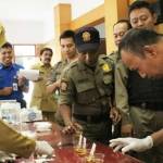 Satpol PP Kota Blitar saat menjalani tes urine.