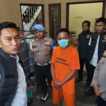 Kasat Reskrim Polres Pasuruan, AKP Adimas didampingi Kanit II Ekonomi, Ipda Eko Hari Saputro saat menggelar rilis di TKP produksi. Foto: Andy Fachrudin/BANGSAONLINE