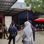 Suasana pengunjung saat mengantre di Mie Gragas, Sidoarjo.