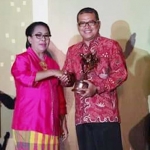 Kepala Dinsos PP dan PA Kota Madiun Heri Suwartono saat menerima penghargaan.