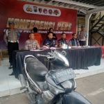 Konferensi pers Polres Pelabuhan Tanjung Perak terkait penangkapan pelaku pembacokan di Kedinding Lor Surabaya
