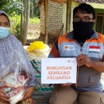 
Penyaluran bingkisan keluarga dari rumah zakat kepada masyarakat yang terdampak pandemi covid-19. 