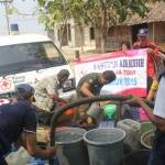 Relawan dan Pengurus PMI Tuban saat menyalurkan air bersih pada warga Desa Ngandong, Kecamatan Gerabagan, Tuban. foto: suwandi/BANGSAONLINE