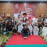 Para WBP Lapas Kediri dengan pakaian uniknya dalam peringatan HUT ke-80 RI. Foto: Ist