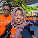 Dwi Endah Prasetyowati, Anggota Bawaslu Provinsi Jawa Timur Kordiv Humas dan Data Informasi, didampingi Ketua Bawaslu Kota Kediri, Yudi Agung, saat memberi keterangan kepada wartawan. Foto: Ist. 