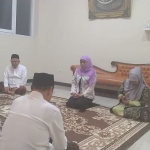 FOTO ILUSTRASI. Gubernur Jawa Timur Khofifah Indar Parawansa saat menghadiri Tasyakuran Umrah Prof Dr KH Asep Saifuddin Chalim, MA, di kediaman Ning Imah, di lingkungan Pondok Pesantren Amantul Jalan Siwalankerto Surabaya, Sabtu (28/1/2023) malam. Foto: M Mas