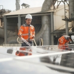 Petugas saat memelihara solar panel di kantor PT Semen Gresik yang berkapasitas 14,55 kWp. Foto: Ist