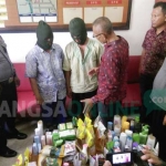 Kedua tersangka saat diamankan di Mapolsek Kediri Kota. foto: ARIF K/ BANGSAONLINE