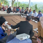 Peserta Njagong Bareng pelaku UMKM bersama DPMPTSP Kota Batu dan PHRI.