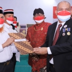 Kakanwil Kemenkumham Jatim Krismono memberikan SK remisi secara simbolis kepada lima perwakilan WBP Lapas I Surabaya.