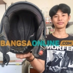 Helm yang digunakan pelaku untuk menyembunyikan handphone hasil curian di Warkop Ceria Selalu. Foto: Rusmiyanto/BANGSAONLINE