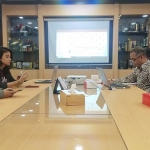 Sutikno, Kepala Tim Riset Pilkada ITS saat memberikan pemaparannya di Gedung JTV Jalan A. Yani Surabaya, Kamis (20/2) sore. foto: YUDI A/ BANGSAONLINE