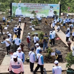 Suasana penanaman pohon massal di Bendungan Semantok, Nganjuk.