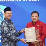 Bupati Nganjuk saat menerima penghargaan.