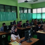 Calon anggota Panwascam Bawaslu Situbondo saat mengikuti tes tertulis.