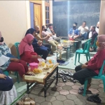 Warga Lateng saat mendatangi rumah ketua RW.