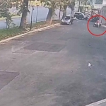 Rekaman CCTV disalah satu tempat menunjukkan seorang pria berpakaian berwarna merah mencuri motor korban di samping minimarket.