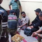 Totok Hariono (bersarung) saat diamankan di kantor Satpol PP Kota Kediri.