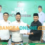 Fandi Akhmad Yani atau yang akrab disapa Gus Yani saat mengembalikan formulir pendaftaran bakal calon bupati ke DPC PKB Gresik. Foto: SYUHUD/BANGSAONLINE