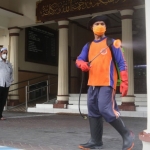 Wali Kota Probolinggo saat memantau langsung penyemprotan disinfektan di Gedung DPRD Kota Probolinggo. (foto: ist).