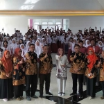 Guru pendamping dan siswa saat foto bersama di Auditorium FIP Unesa.