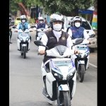 Gubernur Khofifah beserta jajaran sedang mengendarai motor listrik GESITS, saat kunjungannya di Kabupaten Jember.