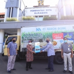 Wali Kota Surabaya, Tri Rismaharini saat menerima bantuan. (foto: ist).