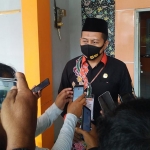 Ketua KPU Lamongan Mahrus Ali saat ditemui beberapa media. (foto: TRIWIYOGA/ BANGSAONLINE)