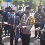 Kapolres Kediri AKBP Lukman Cahyono, saat akan memotong pita peresmian Pesantren Tangguh di Ponpes Gontor 3, Desa Sumber Cangkring, Kecamatan Gurah, Kabupaten Kediri. foto: MUJI HARJITA/ BANGSAONLINE